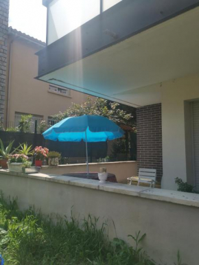 T2 terrasse et petit jardin à une station de la gare